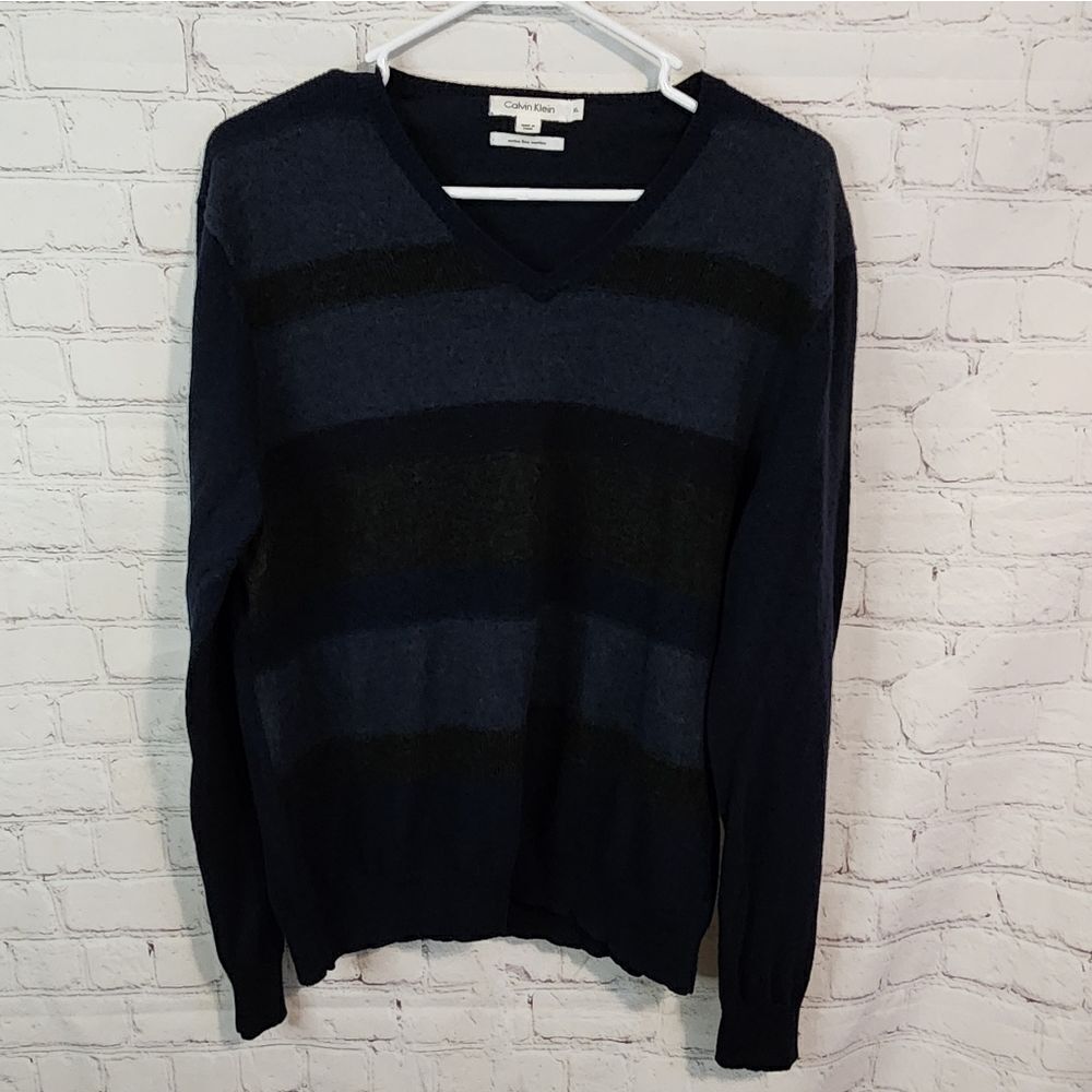 Men's Calvin Klein V-Neck sweater, size XL
